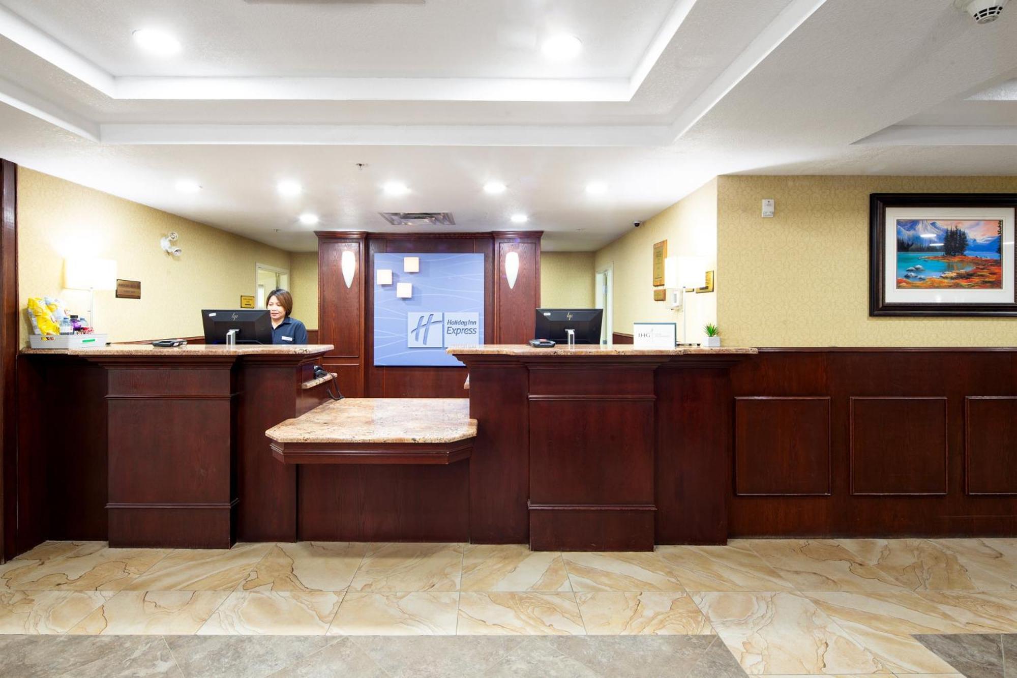Holiday Inn Express Hotel & Suites Edson By Ihg Extérieur photo