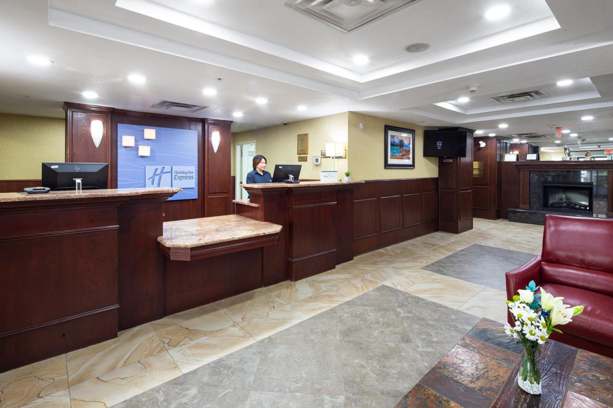 Holiday Inn Express Hotel & Suites Edson By Ihg Extérieur photo