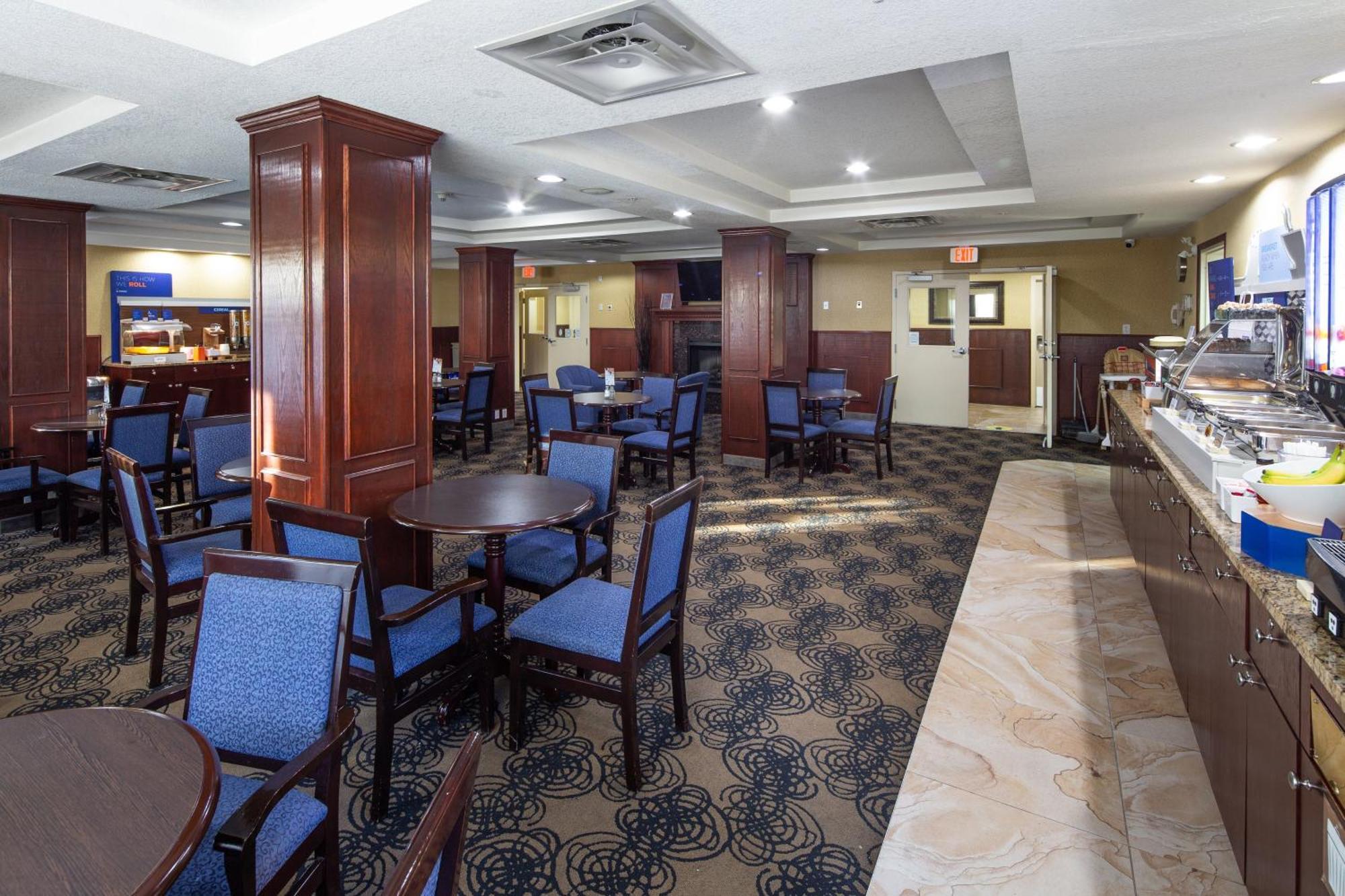 Holiday Inn Express Hotel & Suites Edson By Ihg Extérieur photo
