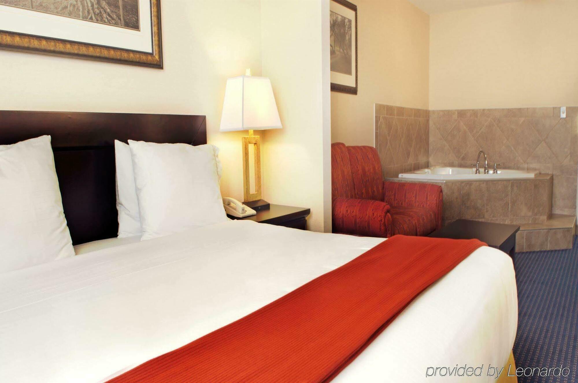 Holiday Inn Express Hotel & Suites Edson By Ihg Extérieur photo